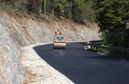 ASFALTIRANJE CESTE CERKNICA BEGUNJE 05 FOTO LJUBO VUKELIČ
